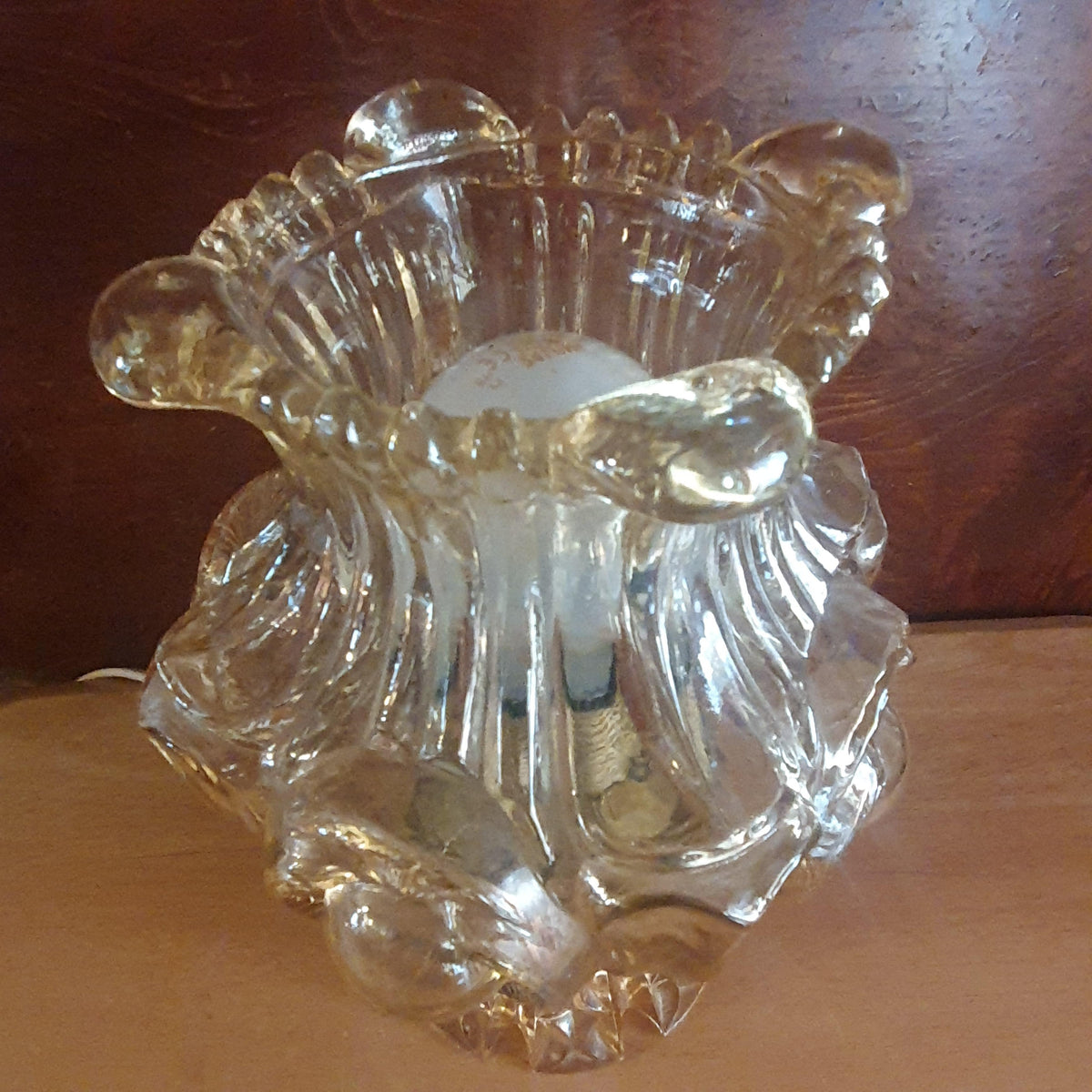 Vintage bordlampe i ravfarvet presset glas – Smukt retro lys fra 70’erne