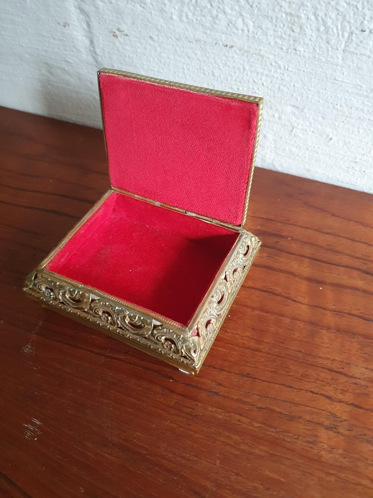 Vintage Ornamenteret Smykkeskrin med Lys Emalje-effekt