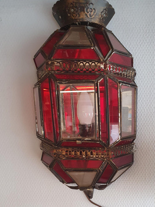 Vintage Marokkansk Væglampe – Håndlavet Stemningsbelysning med Rødt Glas