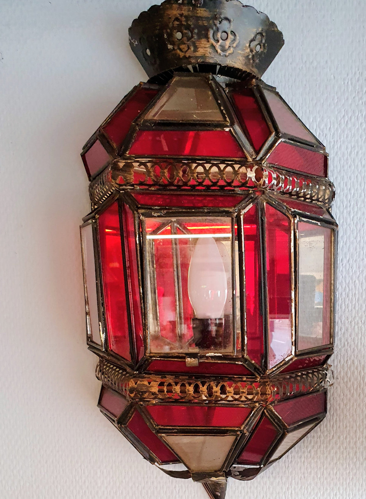 Vintage Marokkansk Væglampe – Håndlavet Stemningsbelysning med Rødt Glas