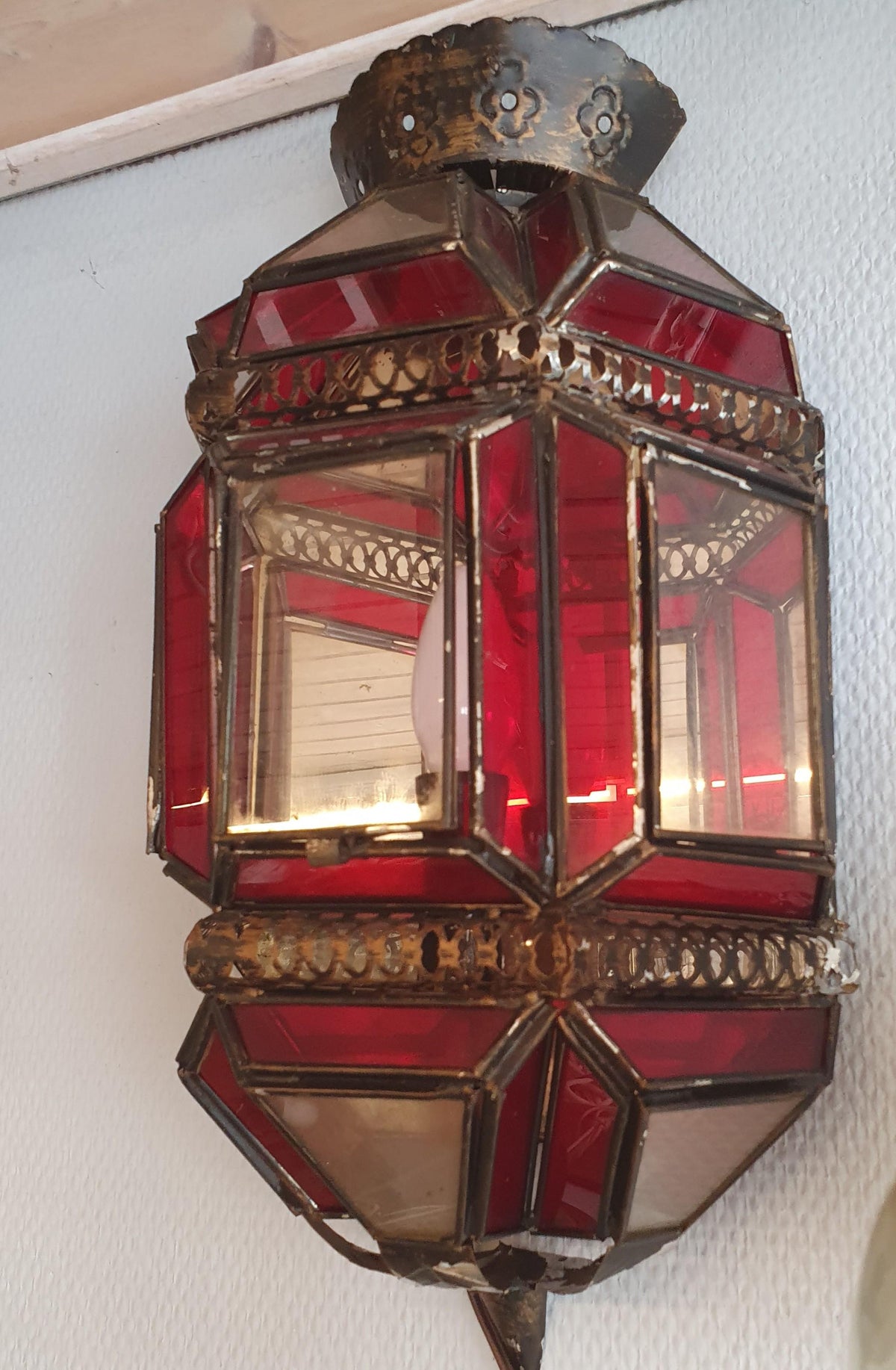 Vintage Marokkansk Væglampe – Håndlavet Stemningsbelysning med Rødt Glas