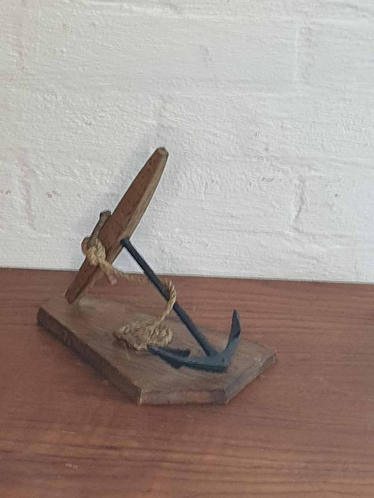 Maritimt Bordanker i Træ og Metal – Vintage Skibsmodel