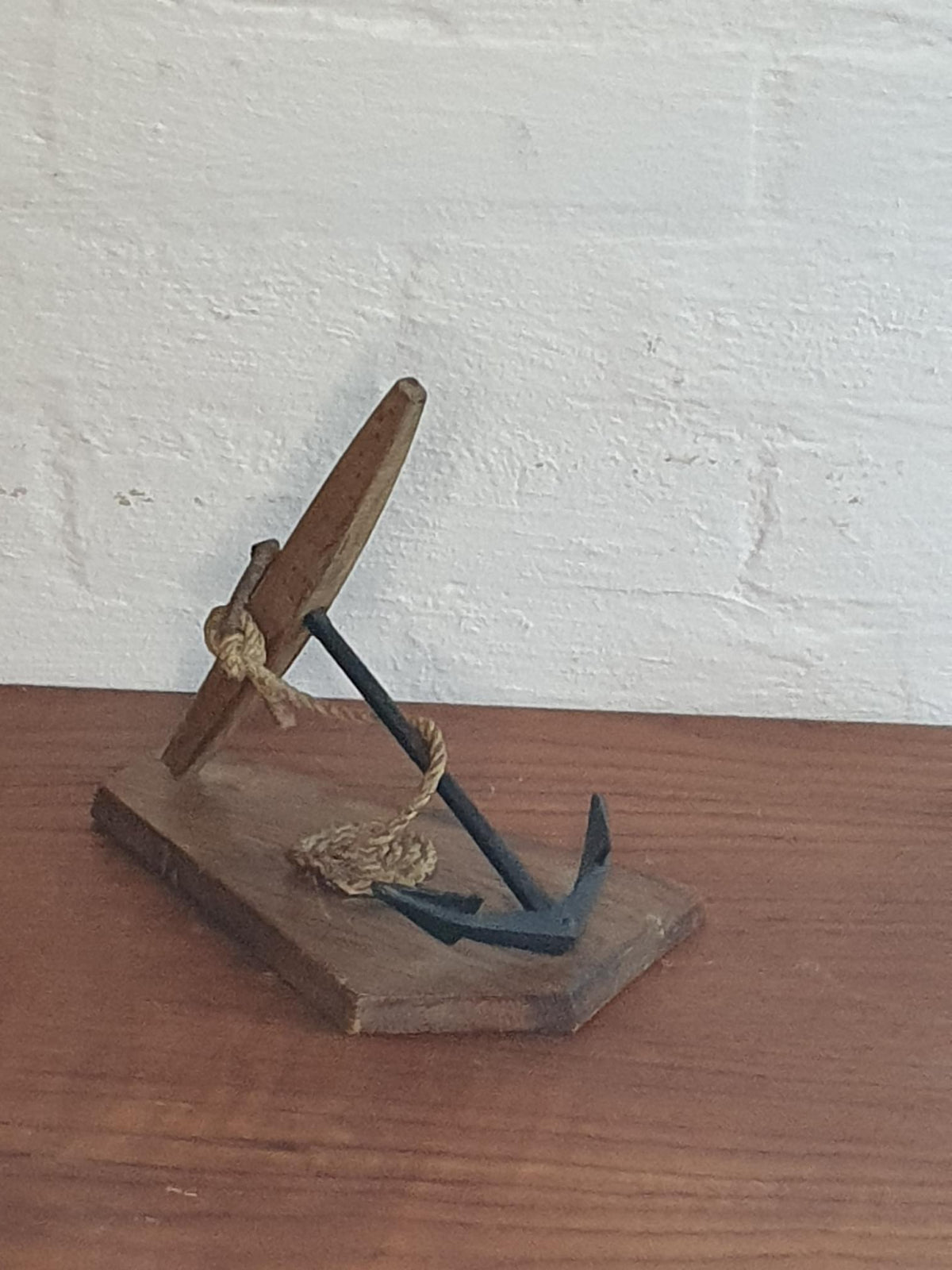 Maritimt Bordanker i Træ og Metal – Vintage Skibsmodel