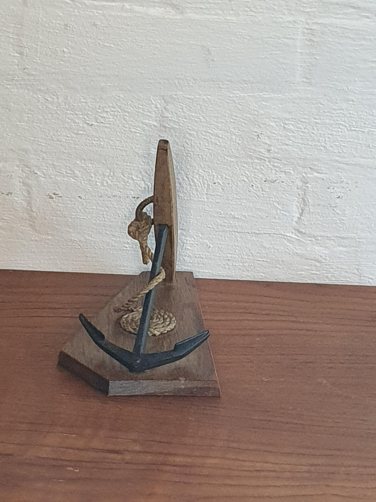 Maritimt Bordanker i Træ og Metal – Vintage Skibsmodel