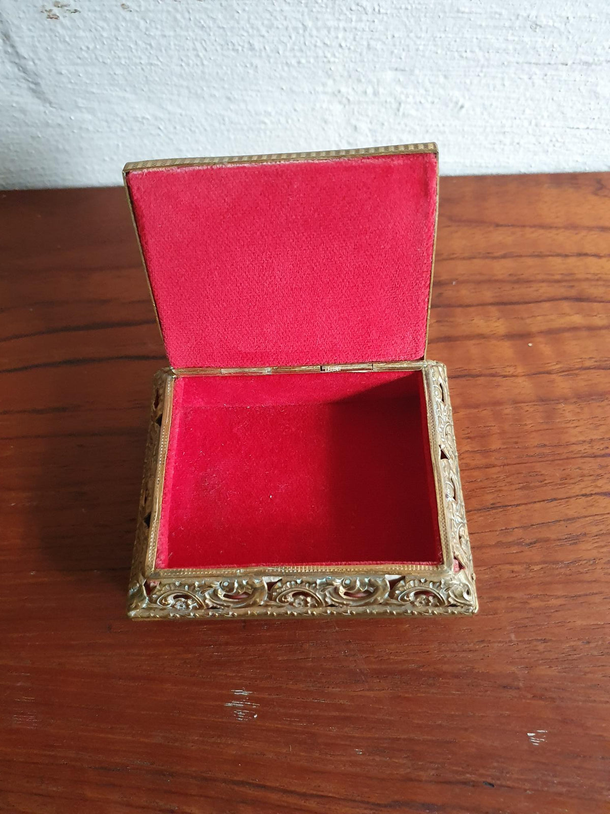 Vintage Ornamenteret Smykkeskrin med Lys Emalje-effekt