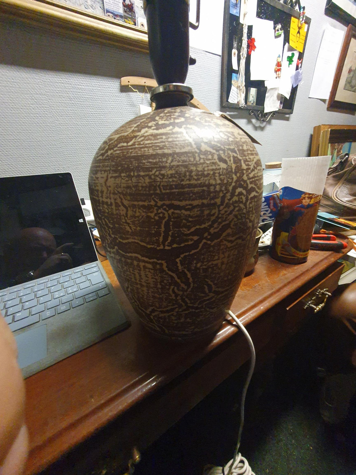 Vintage Stentøjsbordlampe med Kunstnerstempel – H: 34 cm