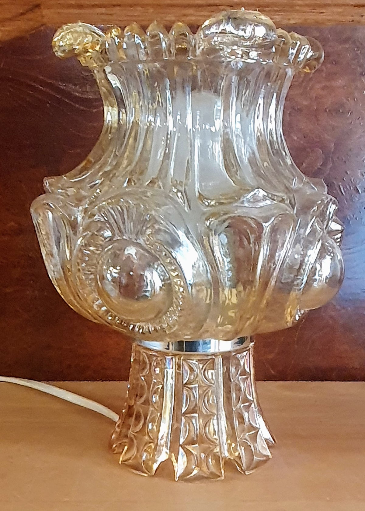 Vintage bordlampe i ravfarvet presset glas – Smukt retro lys fra 70’erne