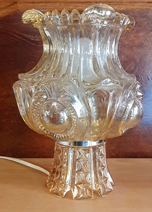 Vintage bordlampe i ravfarvet presset glas – Smukt retro lys fra 70’erne