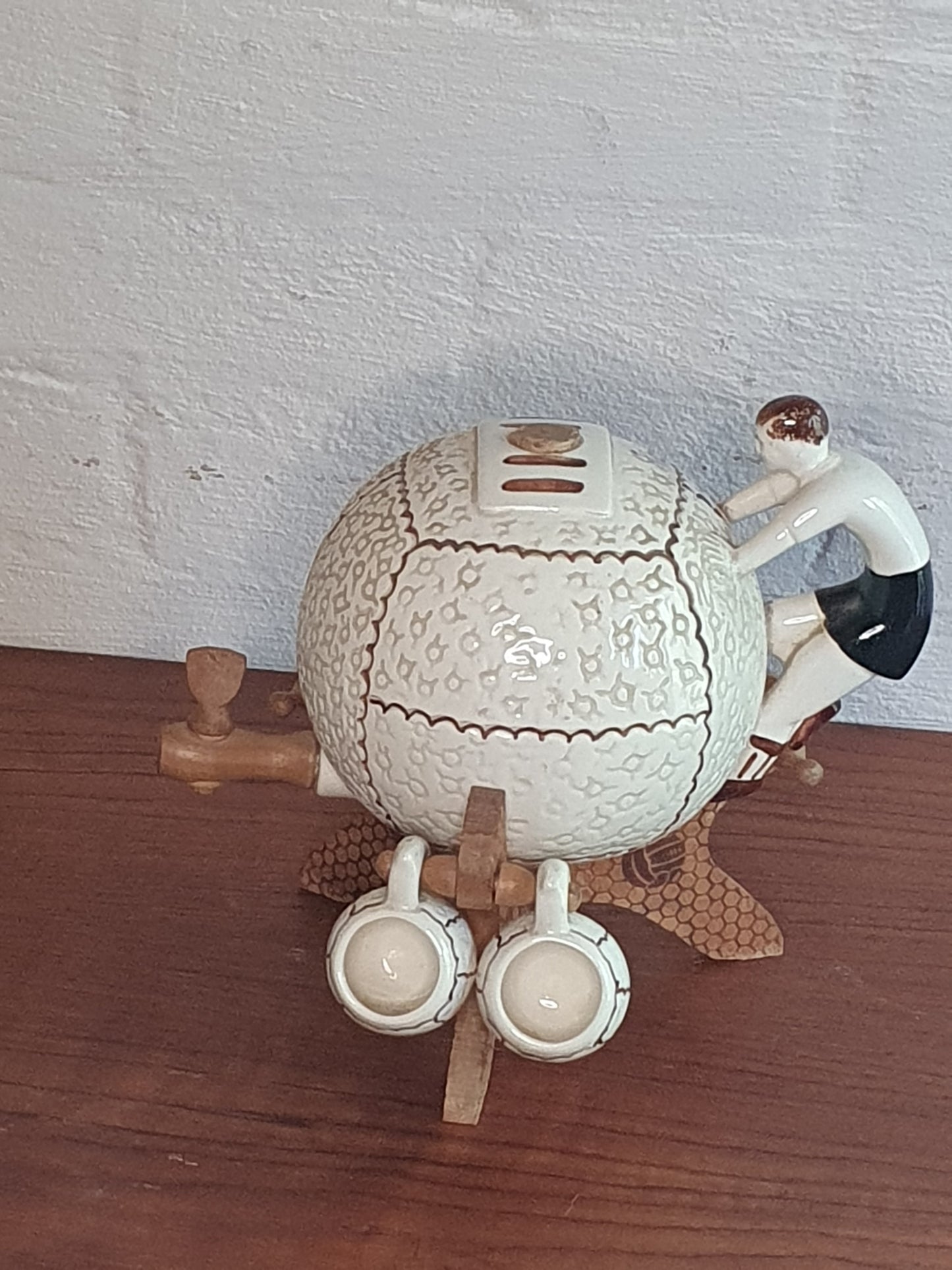 Art Deco karaffel med fodboldspiller håndtag