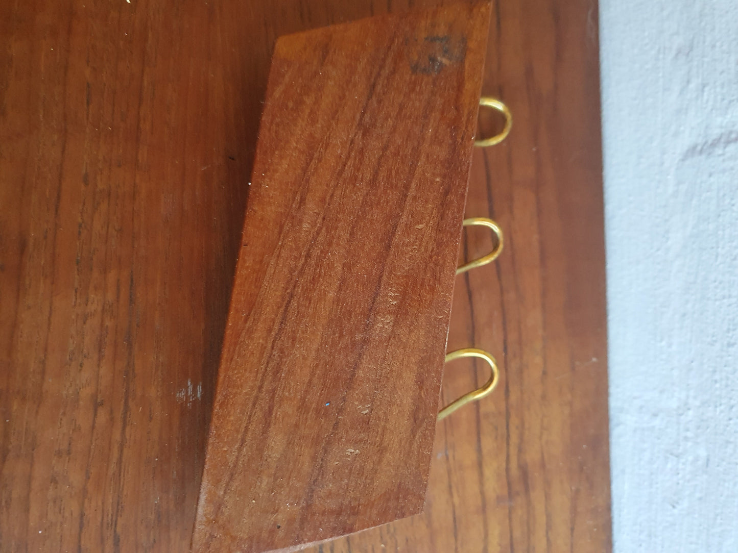 Pibeholder I Teak.